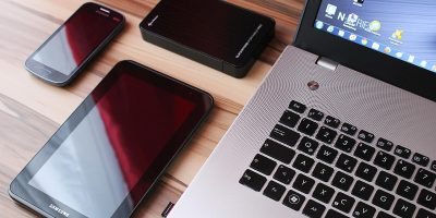 第一导航多端同步示意图，手机平板电脑三屏并排，书签数据云端连接，背景浅蓝科技风